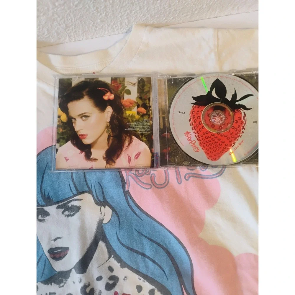 Katy Perry Vintage World Tour Music Tshirt And One Of The Boys CD Lot HTF Rare - Picture 9 of 10